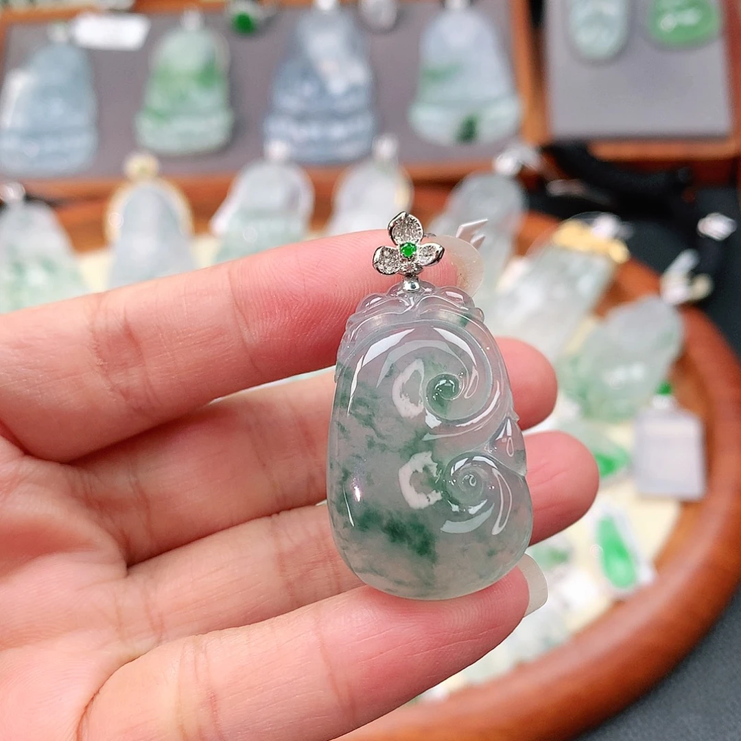 颈饰18K金镶嵌翡翠如意