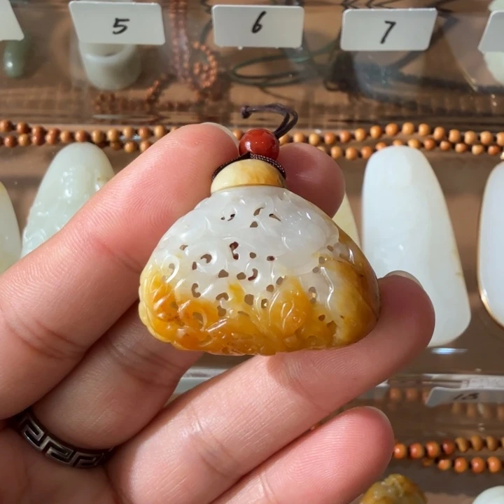 和田玉颈饰未镶嵌新疆和田玉天然真皮真色黄沁白玉香囊