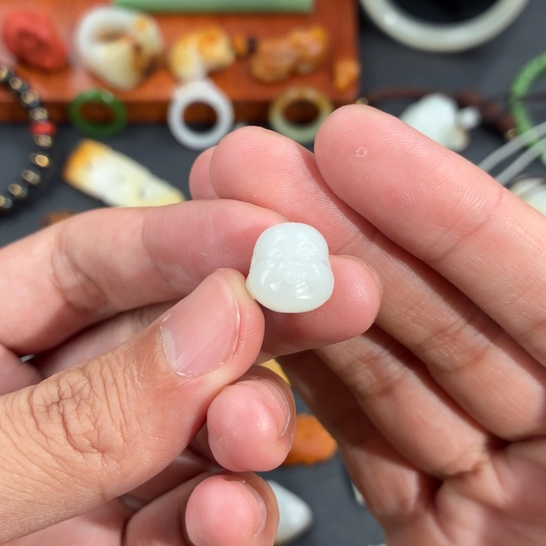 ****登和田玉未镶嵌颈饰