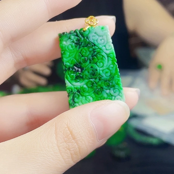 颈饰18K金镶嵌翡翠多样性