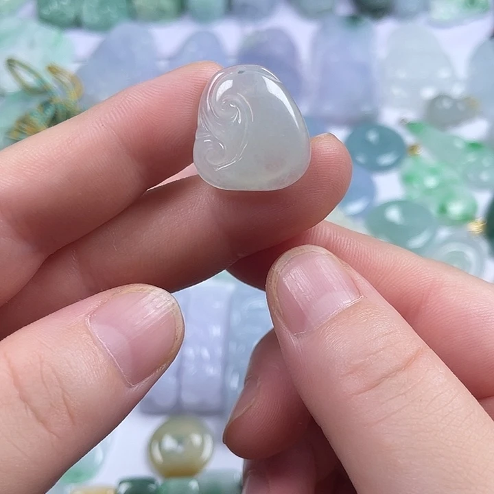 翡翠未镶嵌颈饰如意