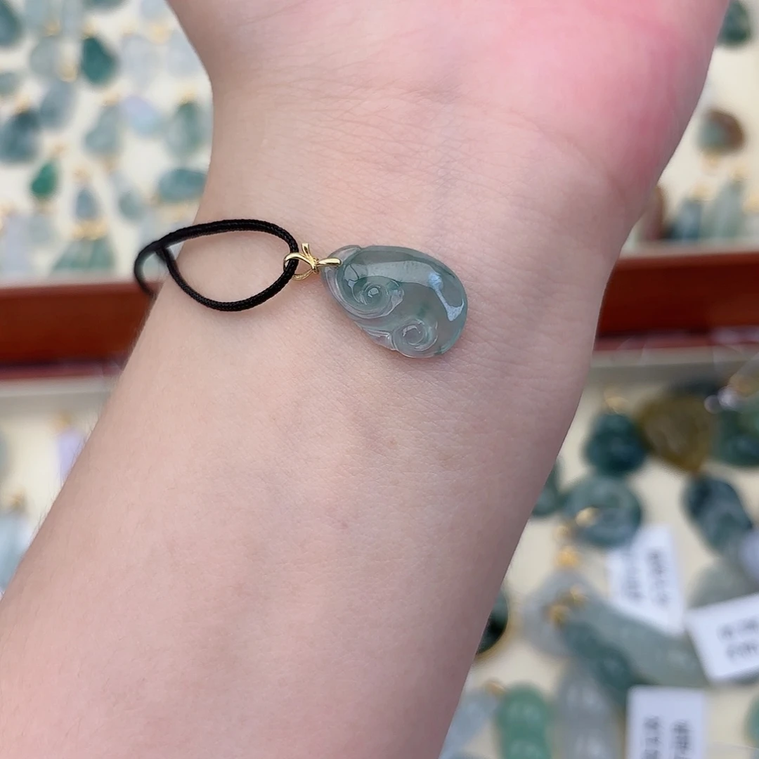 翡翠18K金镶嵌颈饰如意