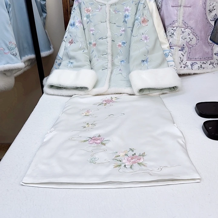 织绣蓝色桑蚕丝冬款上衣