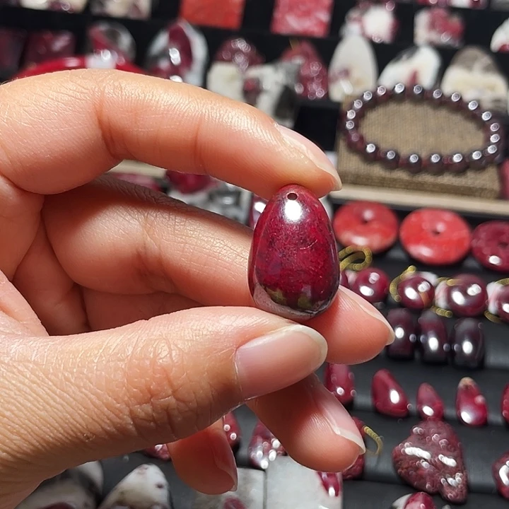 天然辰砂原矿水滴吊坠16.2克
