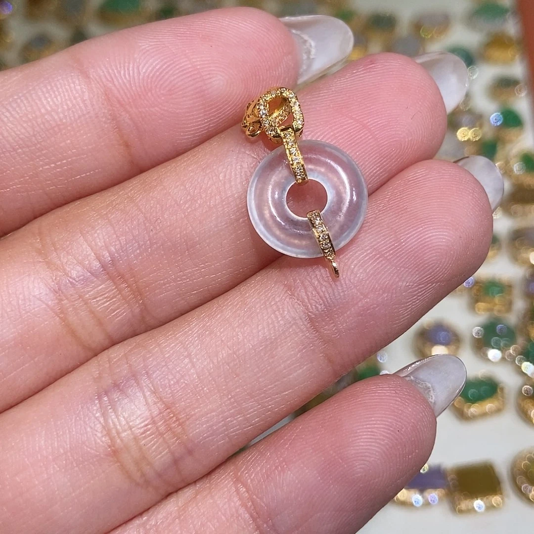 芝***奶翡翠18K金镶嵌颈饰1111