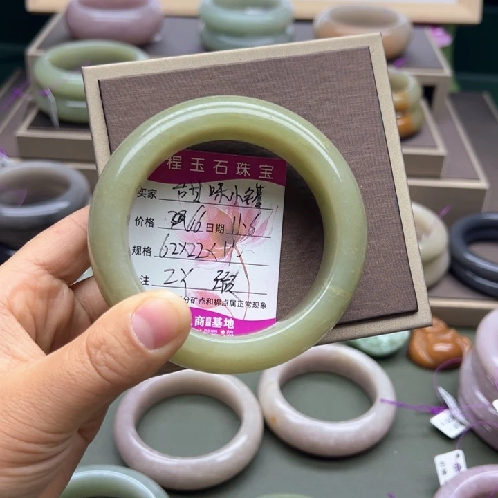 甜***镇石英质玉未镶嵌手镯