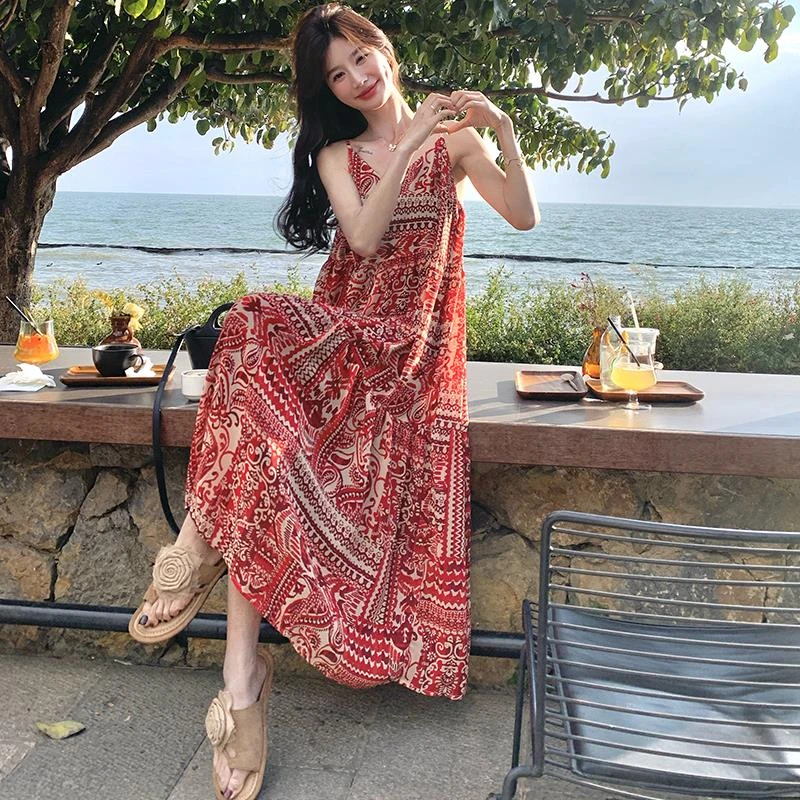 红色度假风波西米亚印花连衣裙女2025夏新款时尚气质松弛感吊带裙