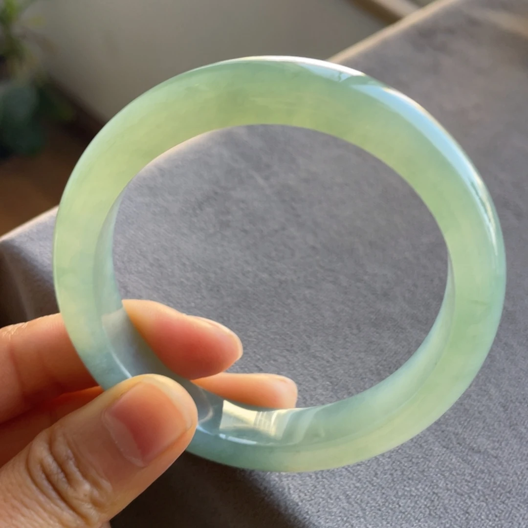 翡翠未镶嵌手镯湖绿