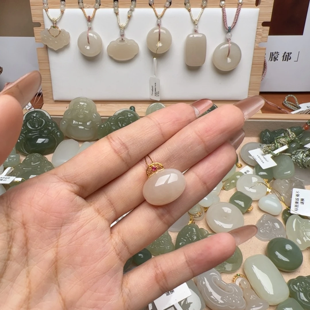 和田玉18K金镶嵌颈饰