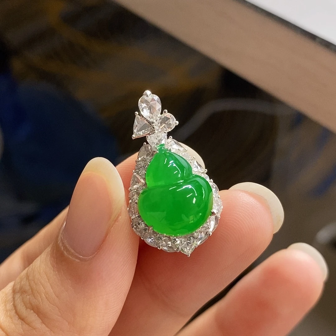 颈饰18K金镶嵌翡翠行家胖葫芦