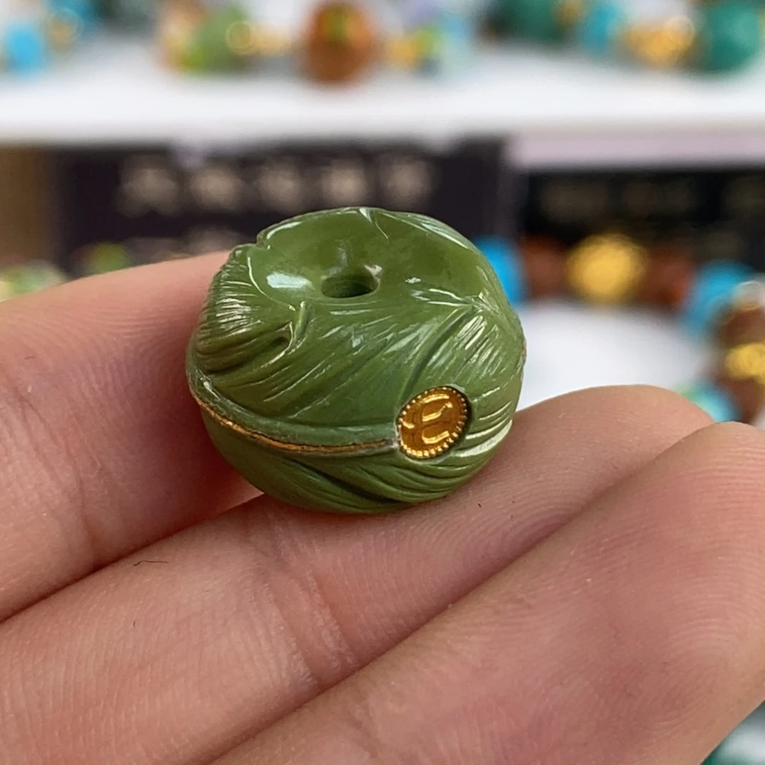 绿松石未镶嵌。菜籽黄羽毛卡环