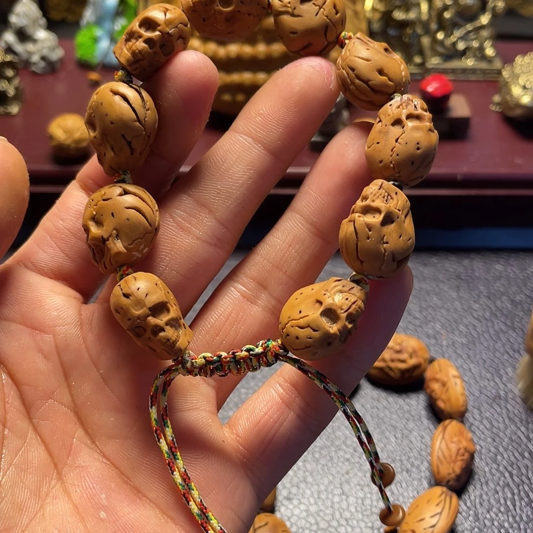 大桃核雕刻骷髅头