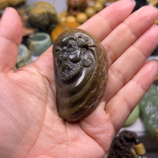 未镶嵌岫岩河磨玉（透闪石质玉）把件