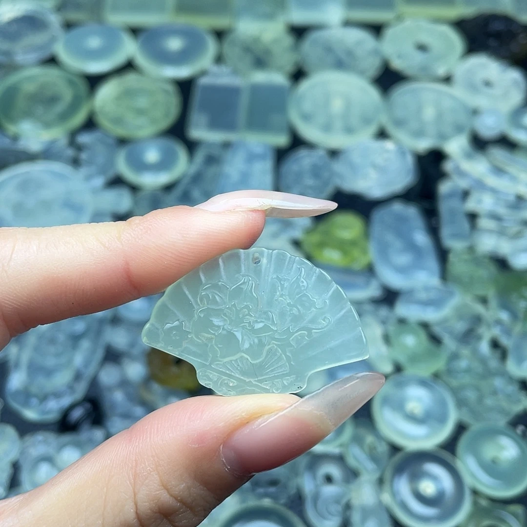岫玉未镶嵌颈饰扇子