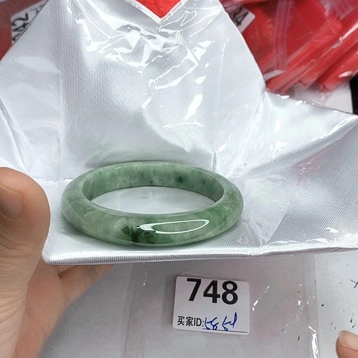 翡翠未镶嵌手镯一图一物实物为准（微瑕处理）