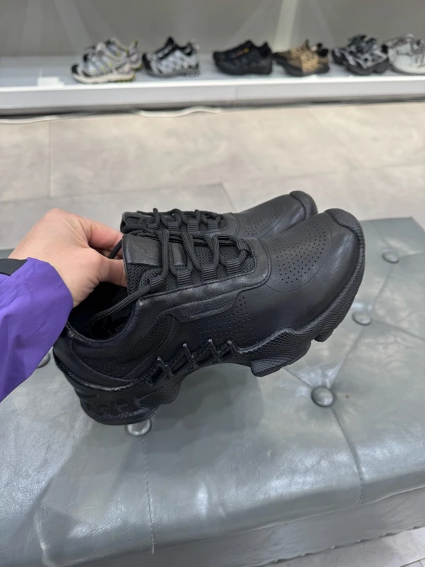 Wolf Ears广州正品狼耳探索头层牛皮透气激光打孔男士休闲健步鞋