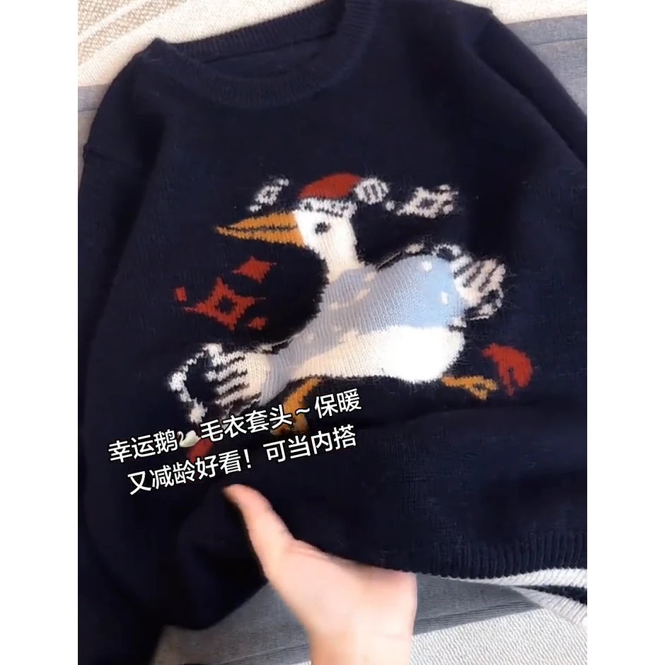 藏蓝色韩系圆领卡通鹅设计针织衫女2025秋冬新款宽松减龄显瘦毛衣