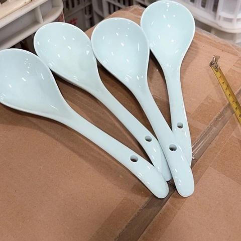 微瑕，不能明火，口径22厘米，4个篮色大勺