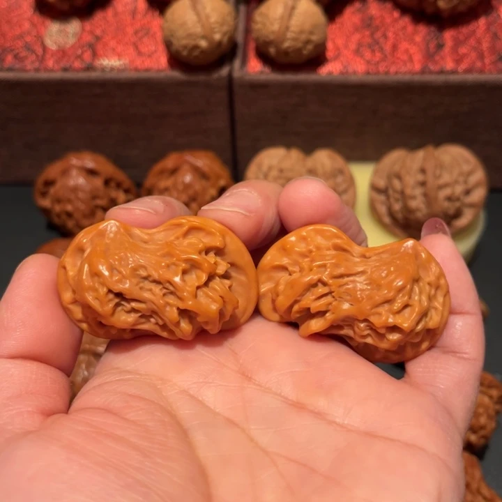 文玩核桃吊坠犀牛望月