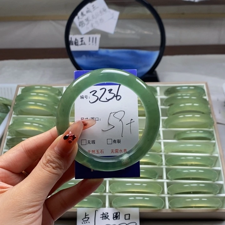 蛇纹石玉手镯未镶嵌参*