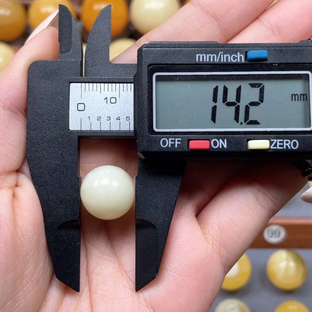 琥珀珠宝奇石未镶嵌：*