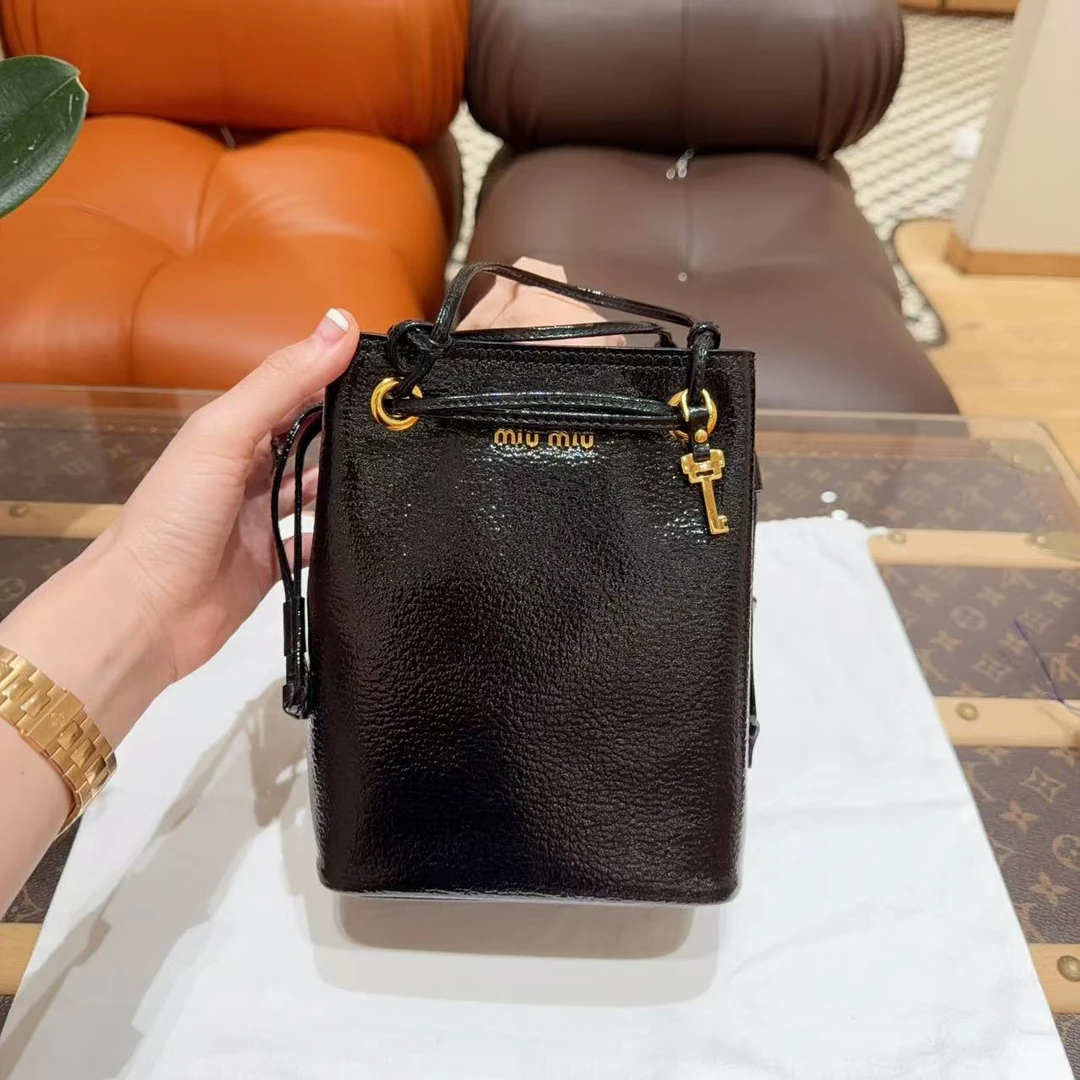 99新 MIU MIU/缪缪 Miumiu黑色油蜡皮水桶包托特包
