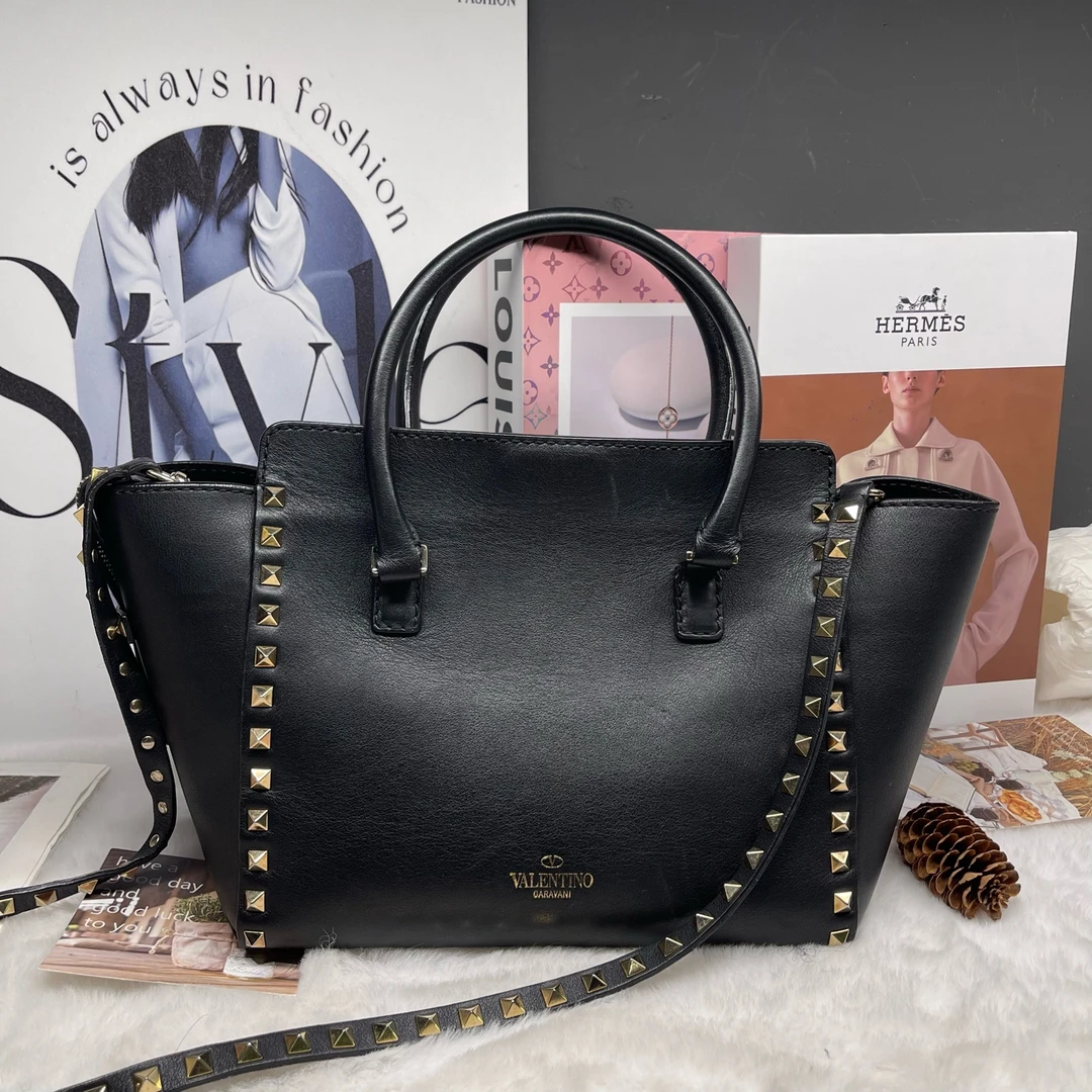 99新 Valentino/华伦天奴 黑金铆钉手提单肩斜挎包 81698