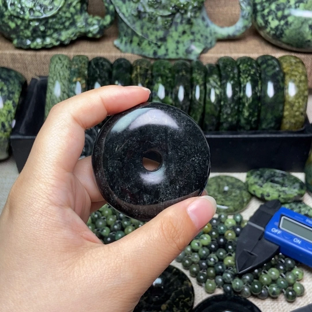 蛇纹石玉未镶嵌颈饰微微瑕