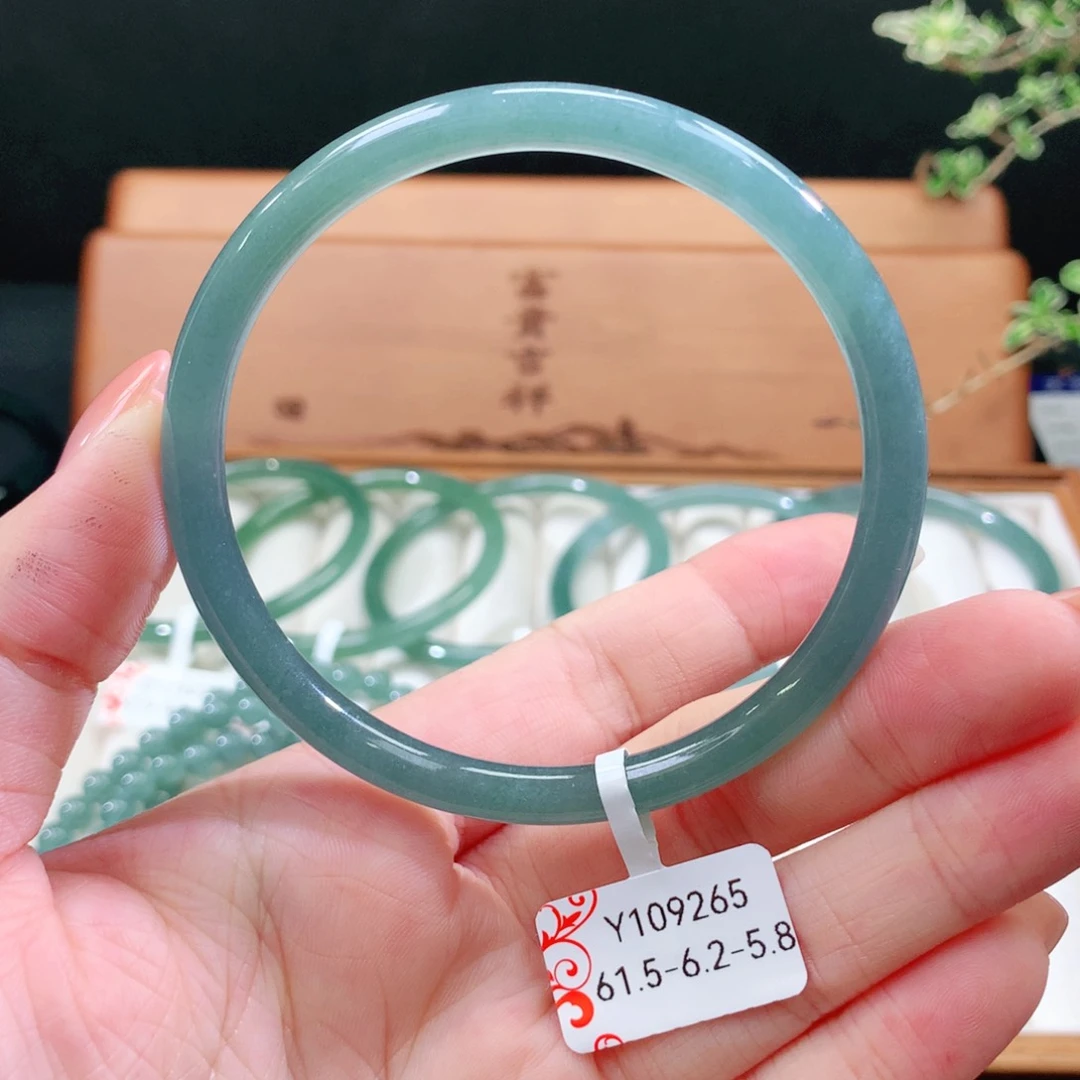 翡翠手镯未镶嵌哈***3天然