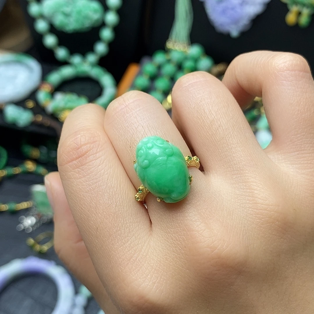 翡翠未镶嵌颈饰阳绿