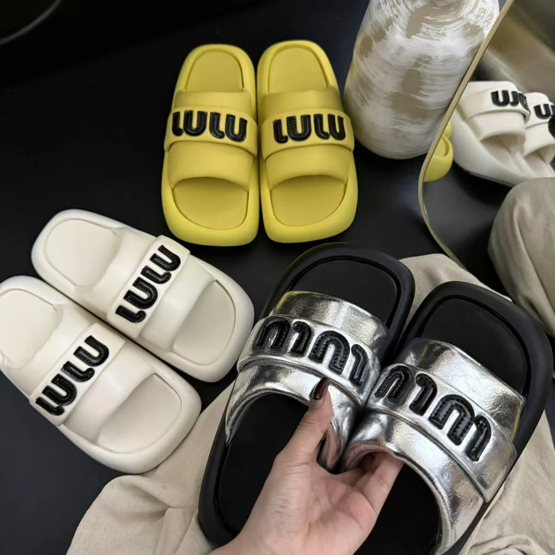 2025年夏季新款时尚一字面刺绣字母设计休闲风厚底增高外穿女拖鞋