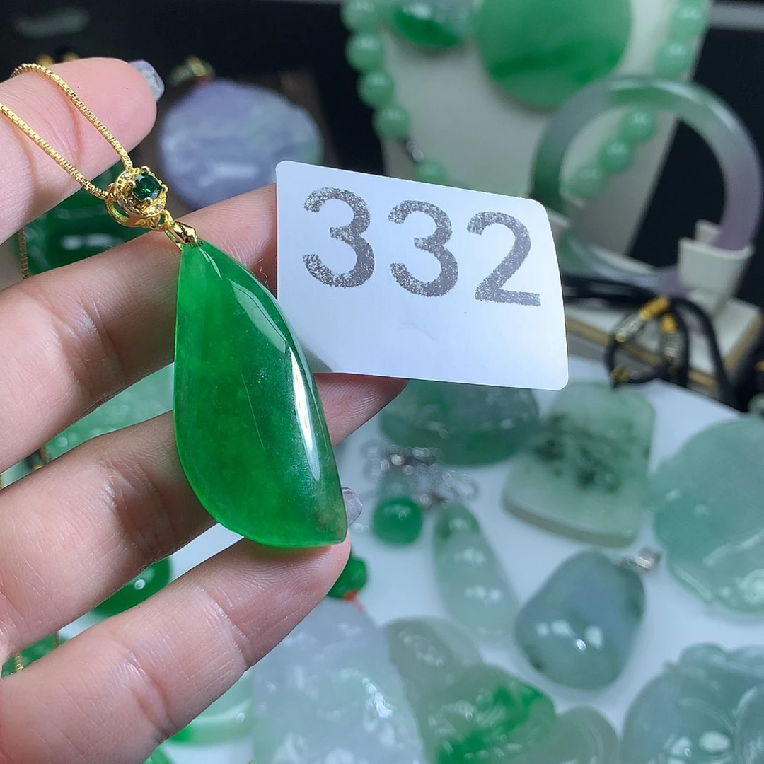 翡翠未镶嵌吊坠(赠链)