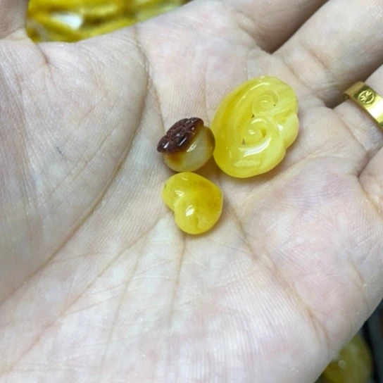 蜜蜡未镶嵌裸石吊坠