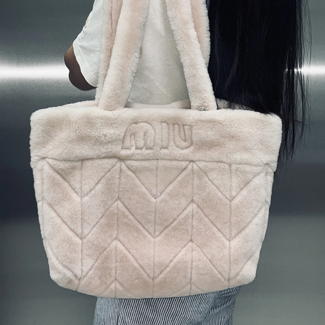 95新 MIU MIU/缪缪 粉粉毛毛手提包单肩包