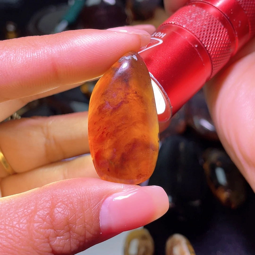 琥珀裸石未镶嵌？