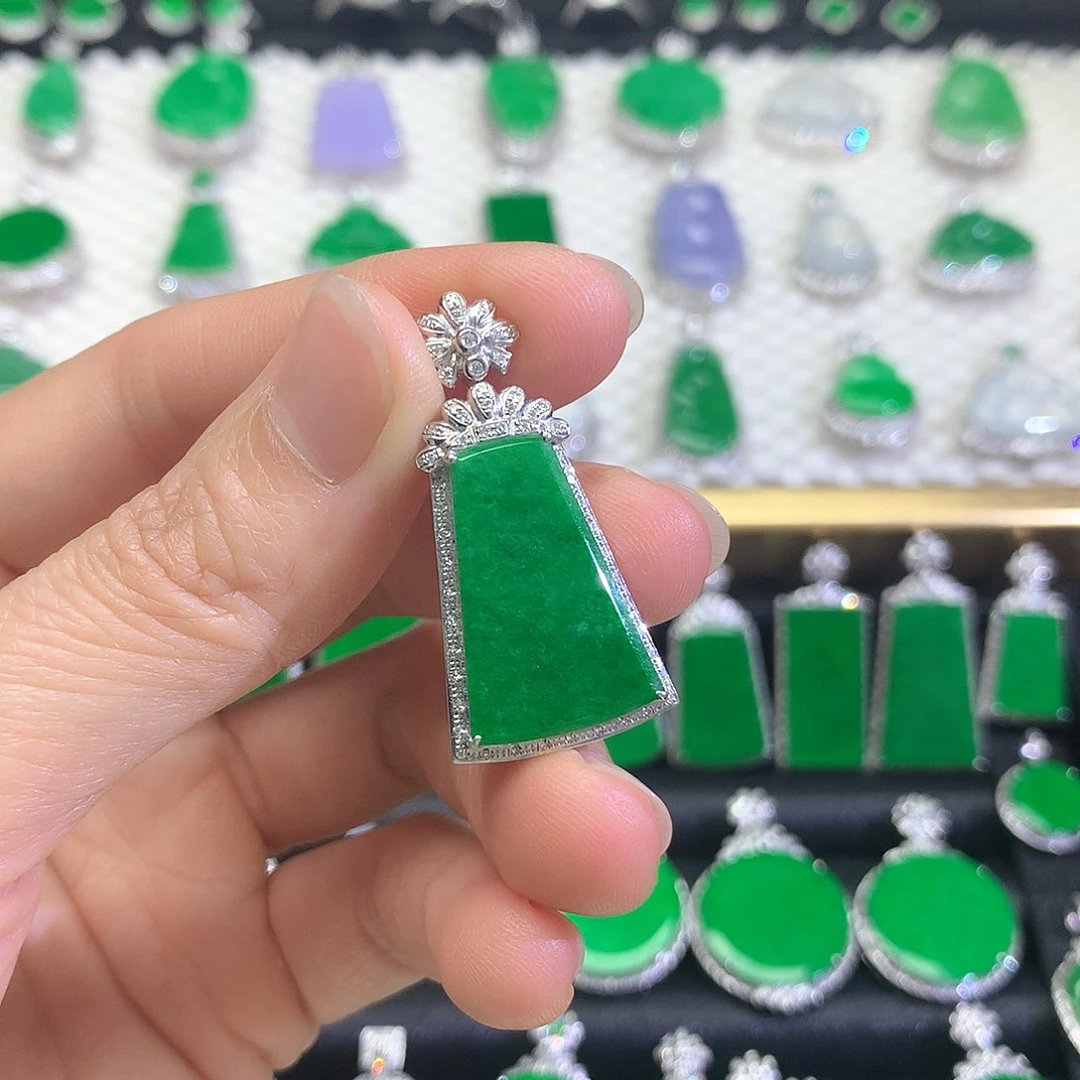 颈饰18K金镶嵌翡翠吊坠