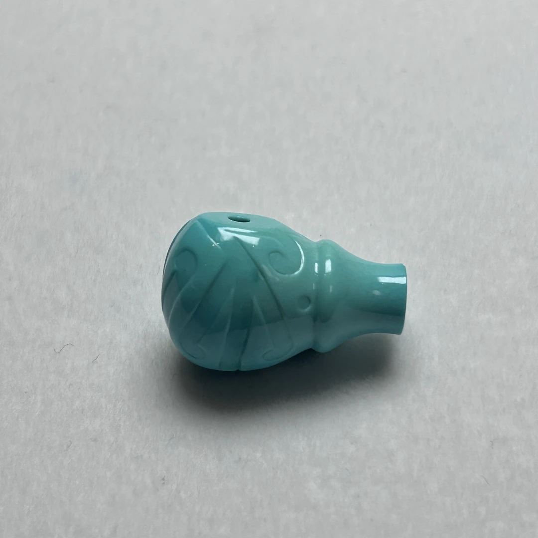 湖北竹山原矿高瓷绿色绿松石雕刻博古纹精品三通