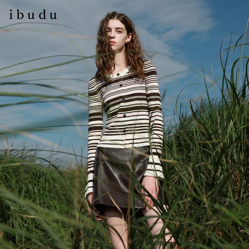 三彩ibudu2026春季新款条纹针织衫圆领毛衫修身短款开衫女