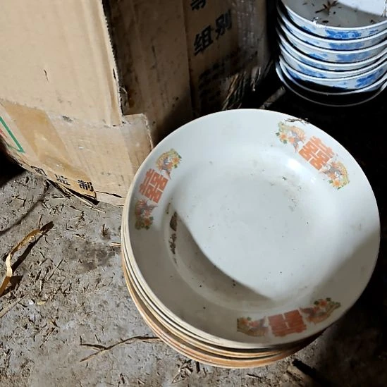 绿泥盘子碗茶壶啥都有