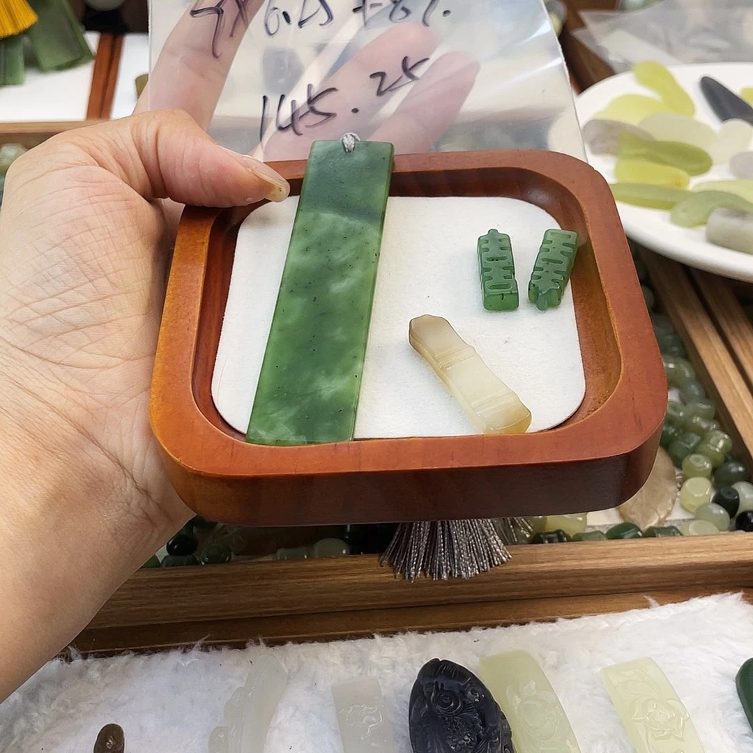 和田玉未镶嵌颈饰会**?