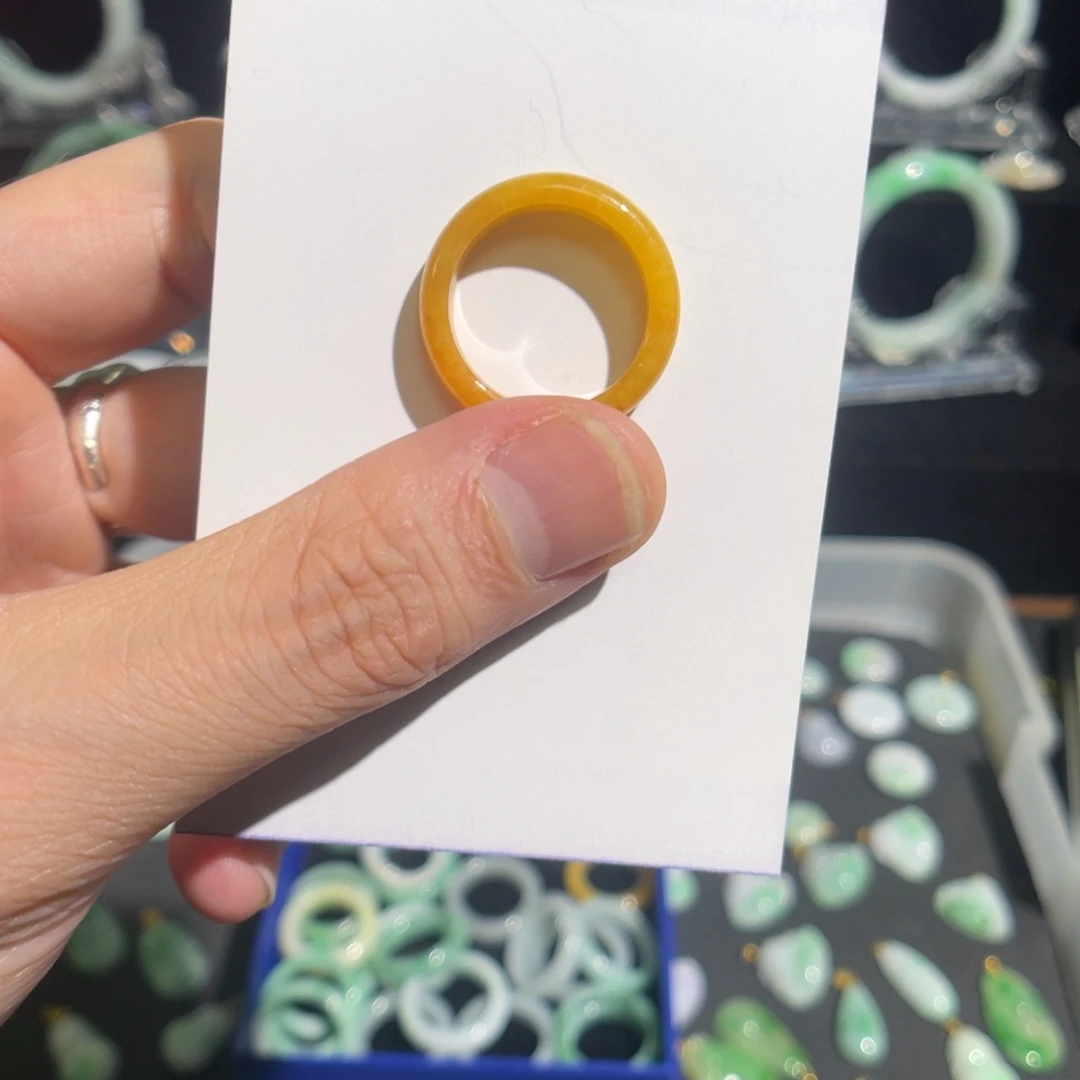 翡翠未镶嵌颈饰戒指