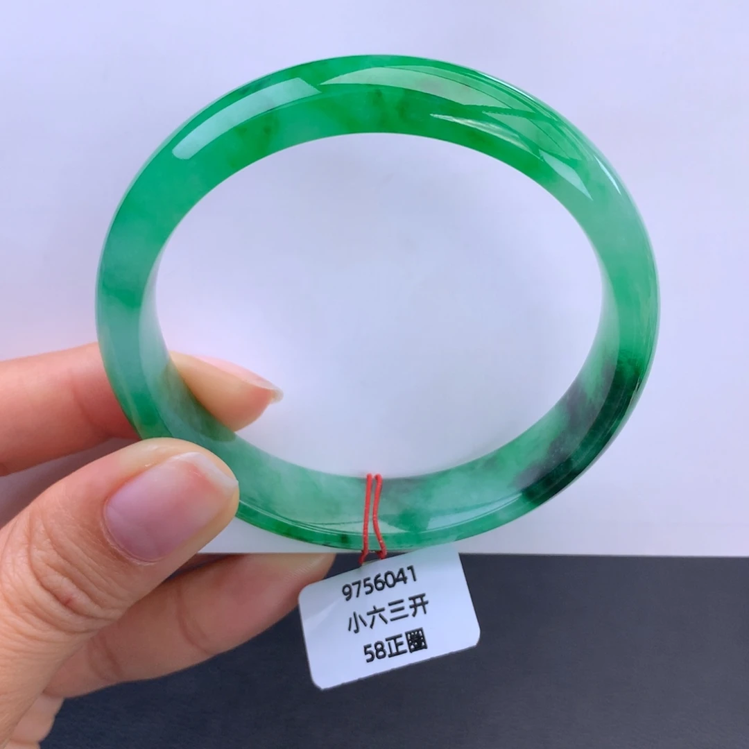 翡翠未镶嵌手镯冰辣绿手镯（小六三开询价）