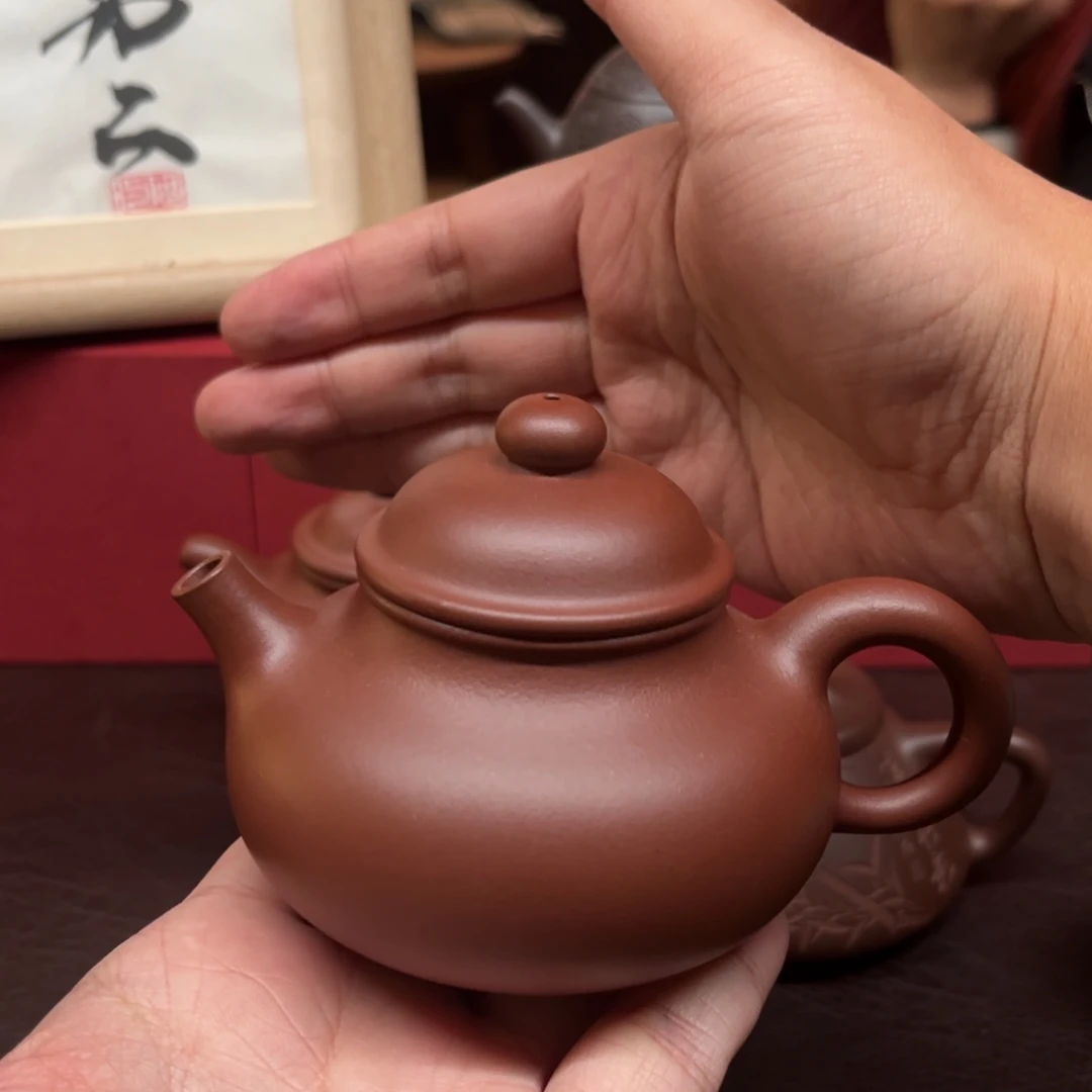 茶壶紫砂青山出品，质量不达标。