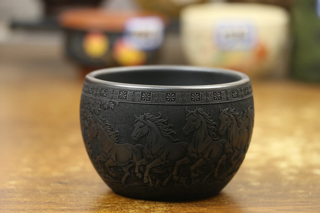 2199宜兴石黄泥刻绘八骏图紫砂主人杯容量170毫升