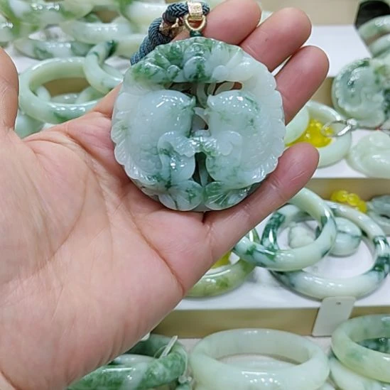 透闪石-蛇纹石玉未镶嵌颈饰