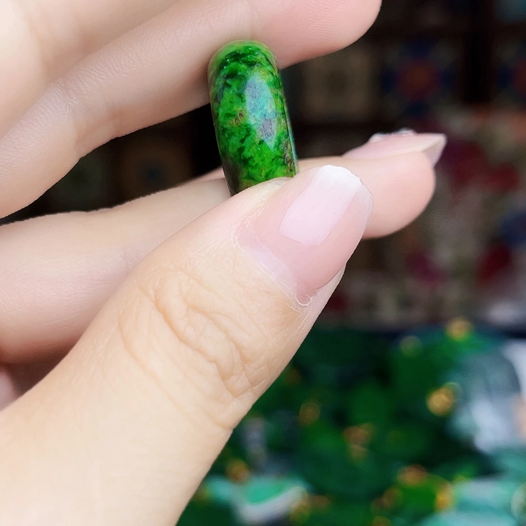 翡翠未镶嵌颈饰多样性