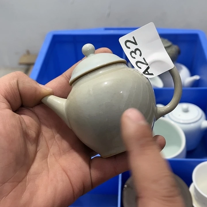 爱***儿瓷片默认微瑕瓷器、茶具、壶、摆件，介意勿拍