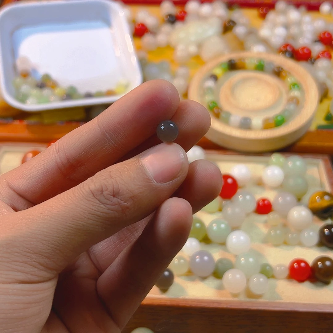 和田玉卡8散珠有纹有裂未镶嵌