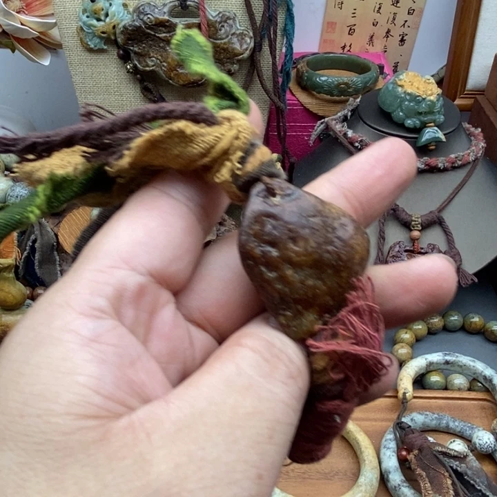未镶嵌岫岩河磨玉（透闪石质玉）挂件