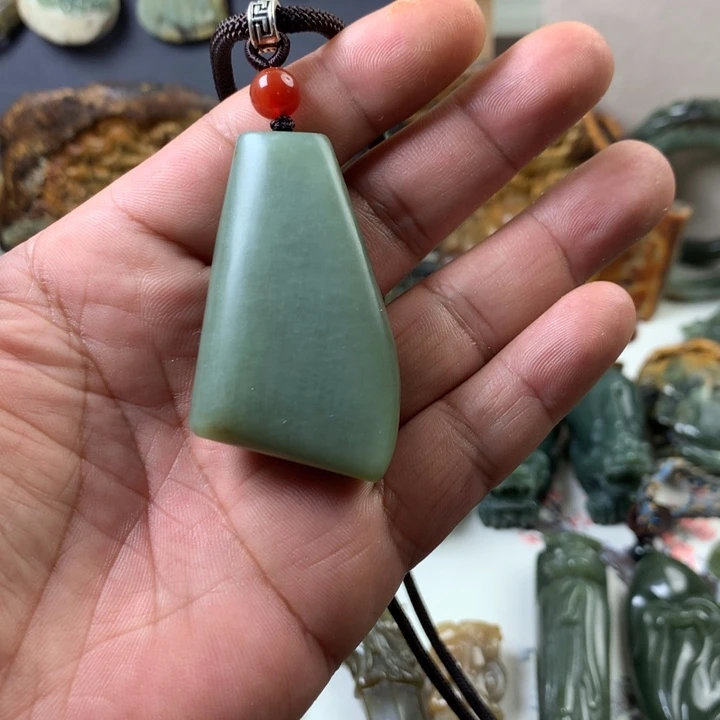 透闪石质玉挂件未镶嵌